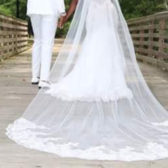Full lace wedding dress and veil combo - Picture 1 of 8